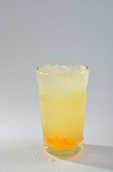 玻璃杯里的蜂蜜柚子茶