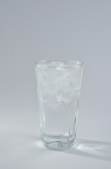 玻璃杯盛放的碳酸饮料