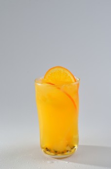 香橙玻璃杯里的橙汁百香果