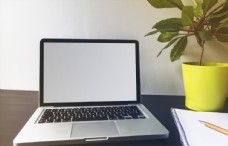 白色屏幕本在桌子上的笔记本电脑